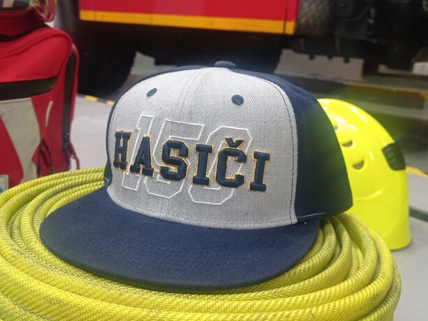 Šiltovka s nápisom HASIČI - rovný šilt